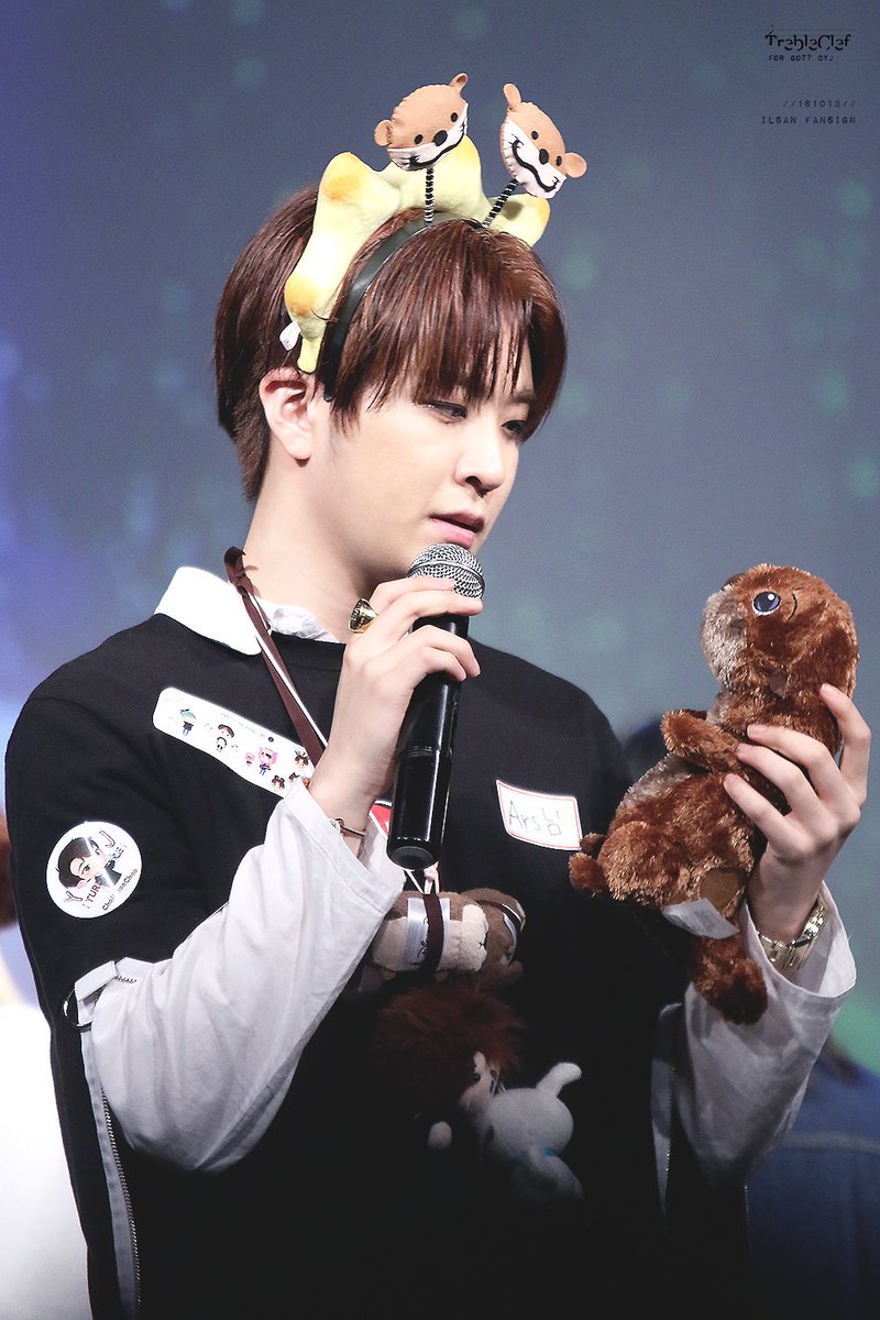 trebleclef0917's tweet photo. [ HQ ] 161013 일산팬싸♥
거울아 ~거울아~ .... 거울이 아니구나... ㅋㅋ 수달이당 !!
#갓세븐 #GOT7 #youngjae #최영재 #영재 #하드캐리 
@GOTYJ_Ars_Vita https://t.co/NW9qmb0nbX