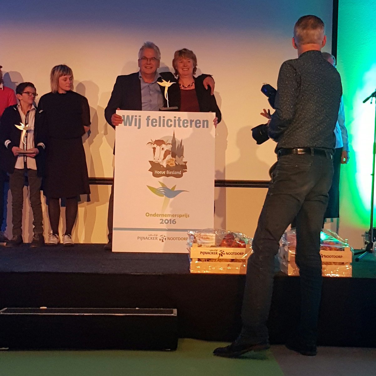 OVPN015's tweet image. Gefeliciteerd @HoeveBiesland met het winnen van de ondernemersprijs 2016. En natuurlijk zorgkwekerij Bloei met de belofteprijs!