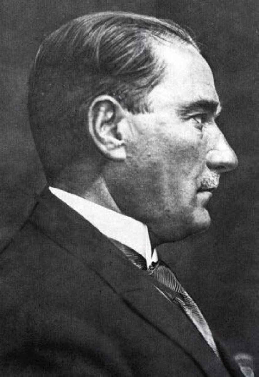 Açtığın yolda, gösterdiğin hedefe durmadan yürüyeceğimize ant içeriz.
ATAM İZİNDEYİZ.
#10Kasim