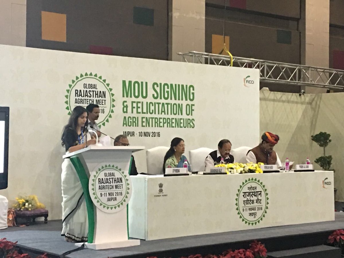 ficci_india's tweet image. Right now: Hon'ble CM @VasundharaBJP &amp;amp; Hon'ble Minister @MVenkaiahNaidu at MOU signing &amp;amp; felicitation of Agri entrepreneurs at #GRAM2016