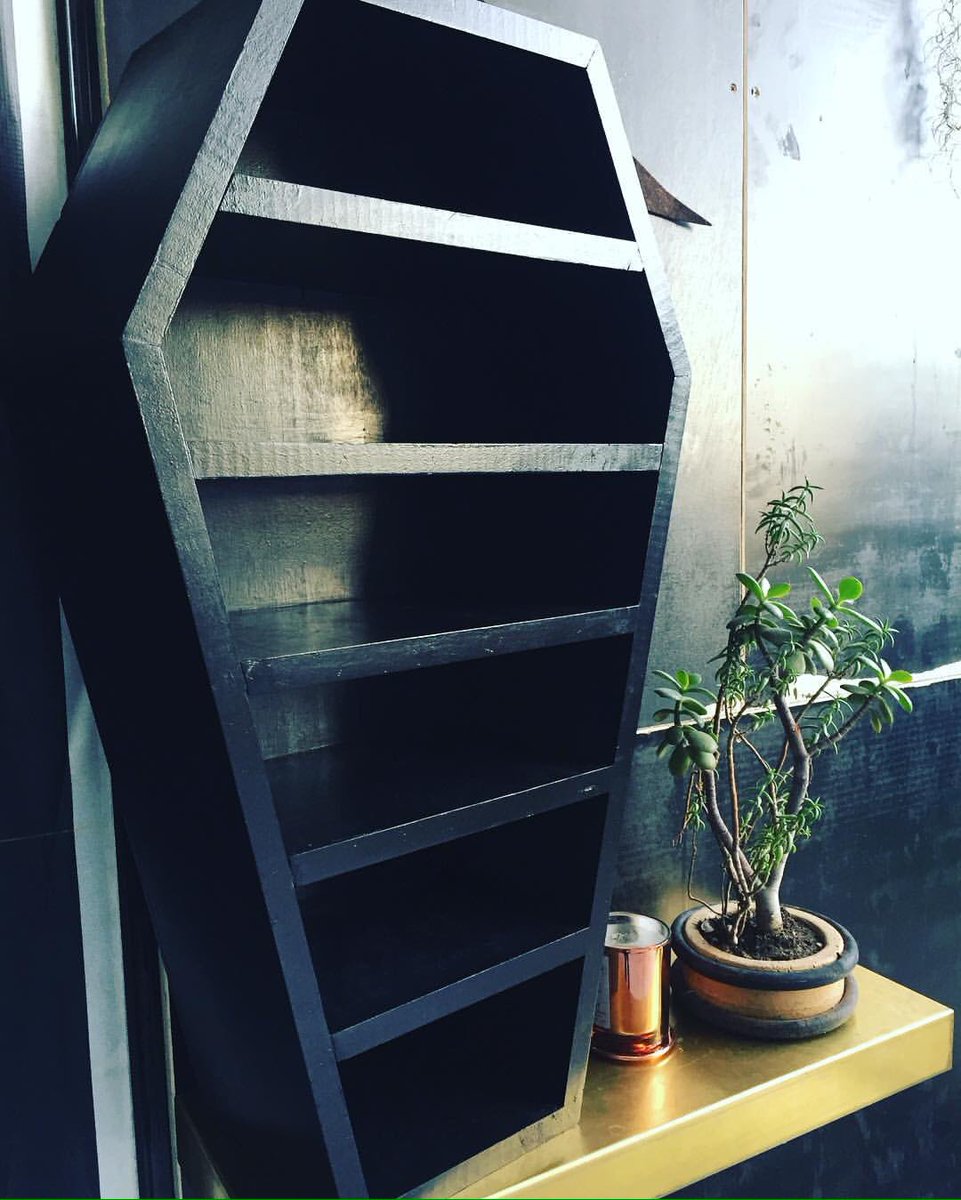 DeadRingerAU's tweet photo. Ghouls! Orders have fallen through &amp; we have more coffins!⚰️🔮
Only a few left
1 x Coffin Mirror
1 x Belladonna hybrid 5 shelf (pictured) 1/2 https://t.co/0Cax1hXNQJ