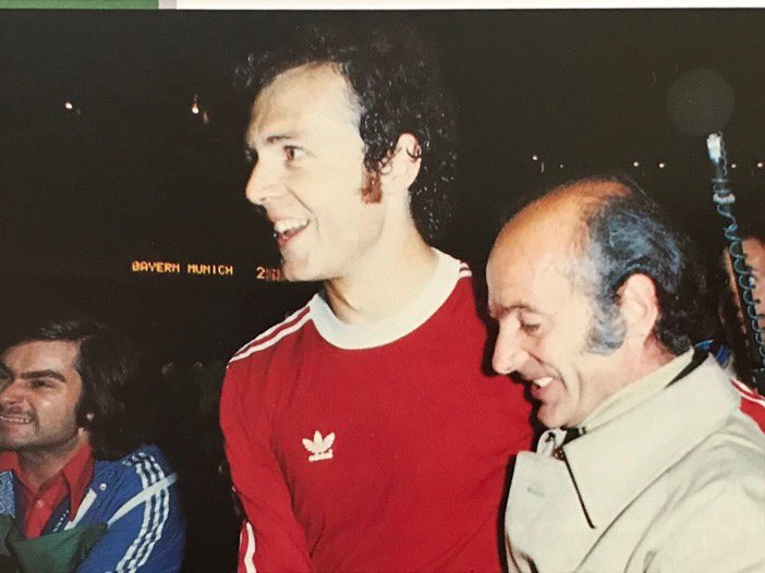 OldFootball11's tweet photo. #EuropeanCupFinal (1975): #FCBayern defeated #LeedsUnited (2-0); #FranzBeckenbauer and teammanager #DettmarCramer celebrating this success. https://t.co/yXfHVuHvb7