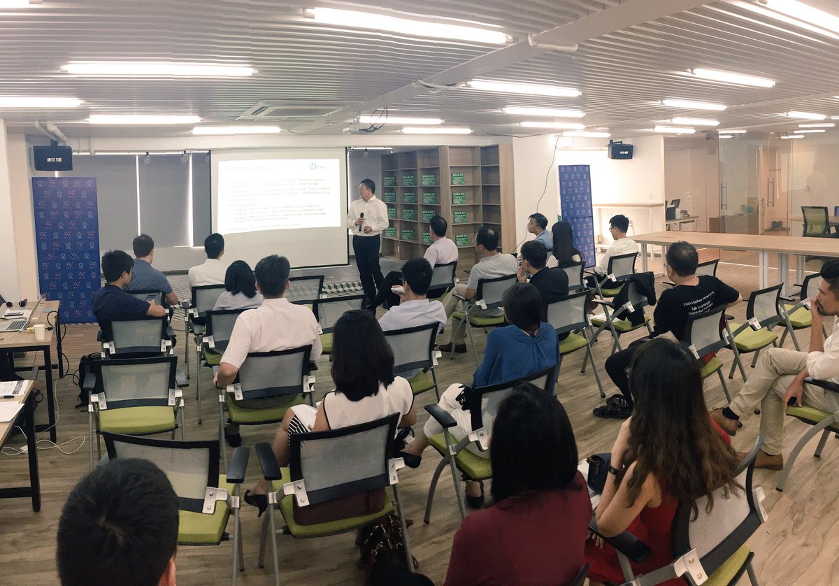 sbcFinTech's tweet image. First #FinTech #startup on the mic @DatalyticsVN