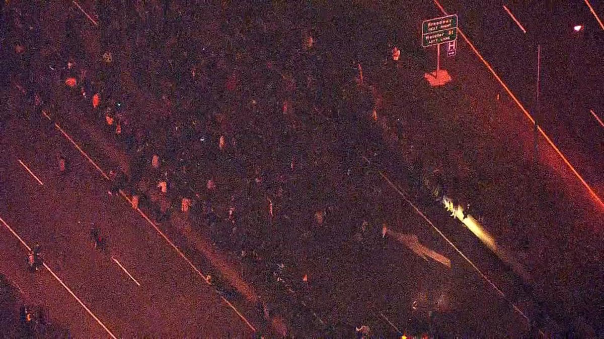 fox12oregon's tweet image. WATCH LIVE: Protesters are back on Interstate 5. kptv.tv/KPTV2