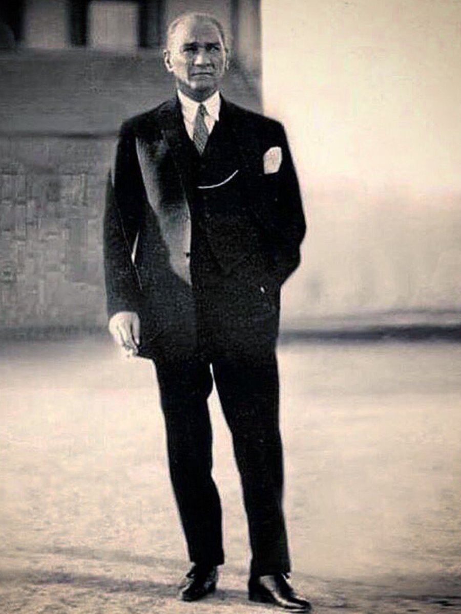 Niye mi 10 Kasım'da ayağa kalkıyorum? Dik durmayı, yere kapaklanmamayı, yüz sürmemeyi, düşünmeyi bize  135 yıldır akılla sevdirdiği için