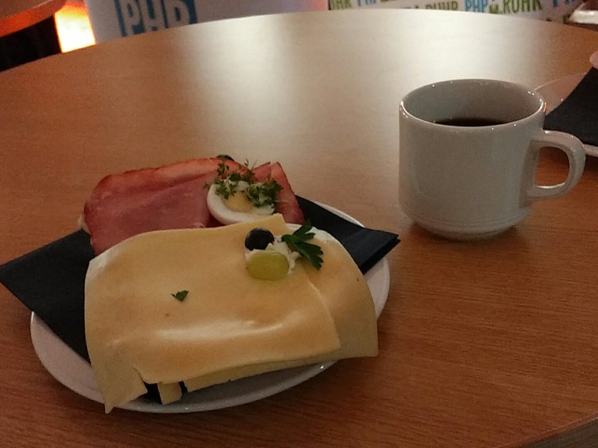 SvenFinkeOLD's tweet image. Erst mal frühstücken #phpruhr16