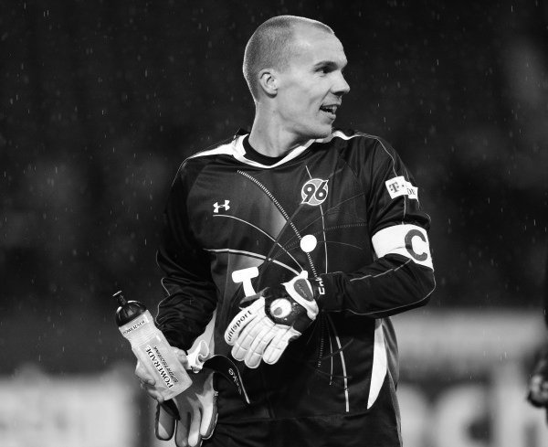 Robert Enke, * 24.08.77 – † 10.11.09. Unvergessen.

Die <a href="/EnkeStiftung/">Robert-Enke-Stiftung</a> widmet sich u.a. dem Kampf gegen Depressionen.
robert-enke-stiftung.de