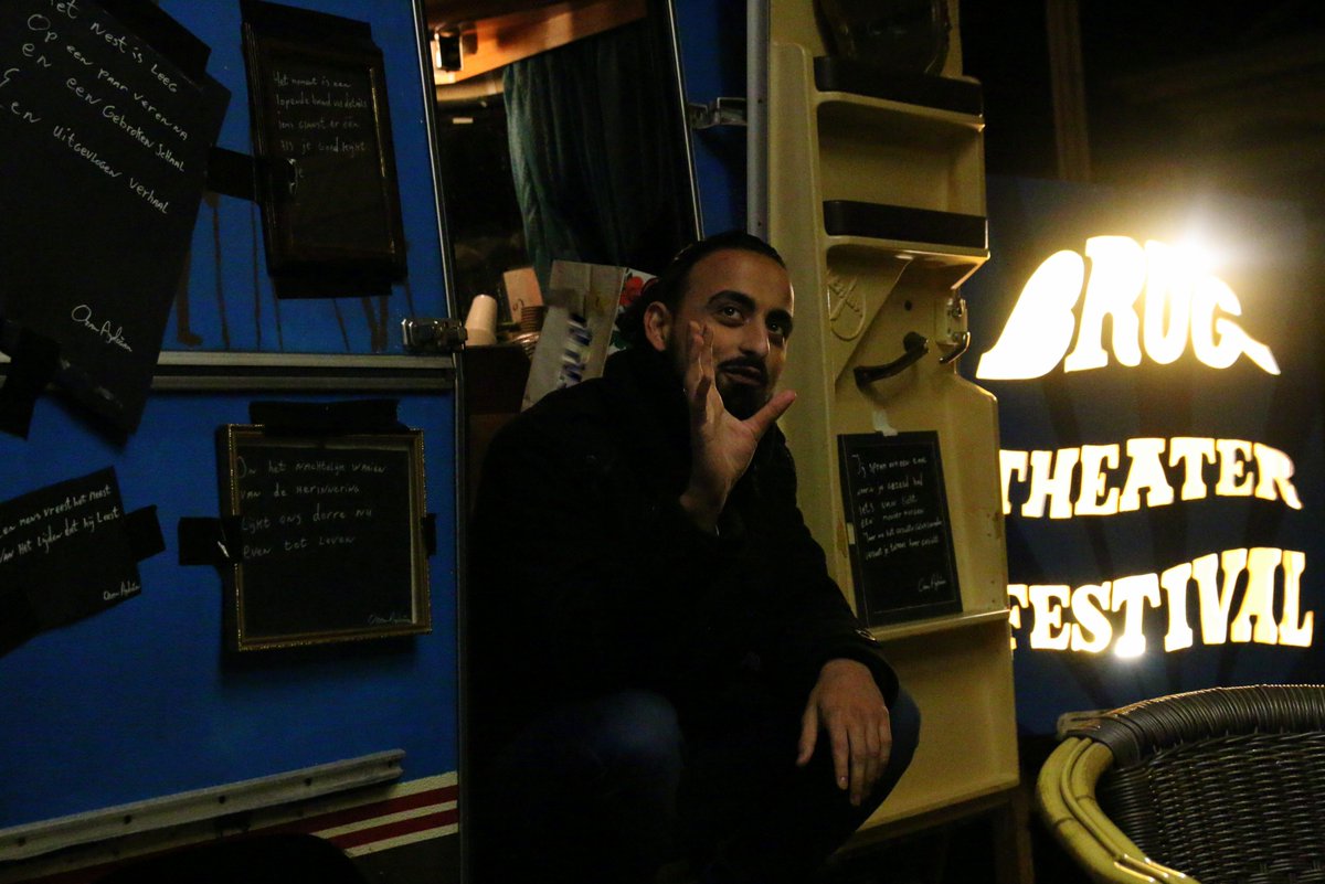 Terugblik #BrugTheaterfestival met Ozan Aydogan, die serie gedichten schreef en voordroeg tijdens het festival. stad-alkmaar.com/nieuws-item/br…