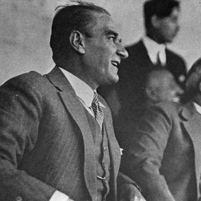 haberdegeri0's tweet photo. Mevsimin suçu yok, yokluğun soğuk. #10Kasım #MustafaKemalAtatürk #Atatürk #ÖzlüyoruzAtam https://t.co/6ERqPQe2lv
