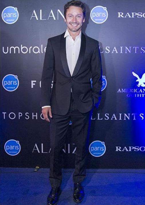 DedicadoBVicuna's tweet photo. #Elegantisimo @benjavicunamori 💖💙 #Anoche en #ParisDehesa https://t.co/sGCxokwMDn