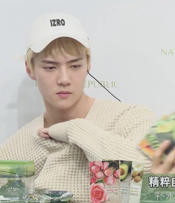 sehunspics's tweet photo. HAHA HIS LAUGH  https://t.co/0TMDAwe0f8