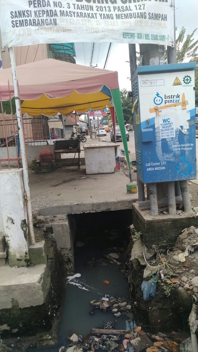 Baru Diperbaiki, Sampah Berserak di Drainase Baru medanrumahkita.com/baru-diperbaik…