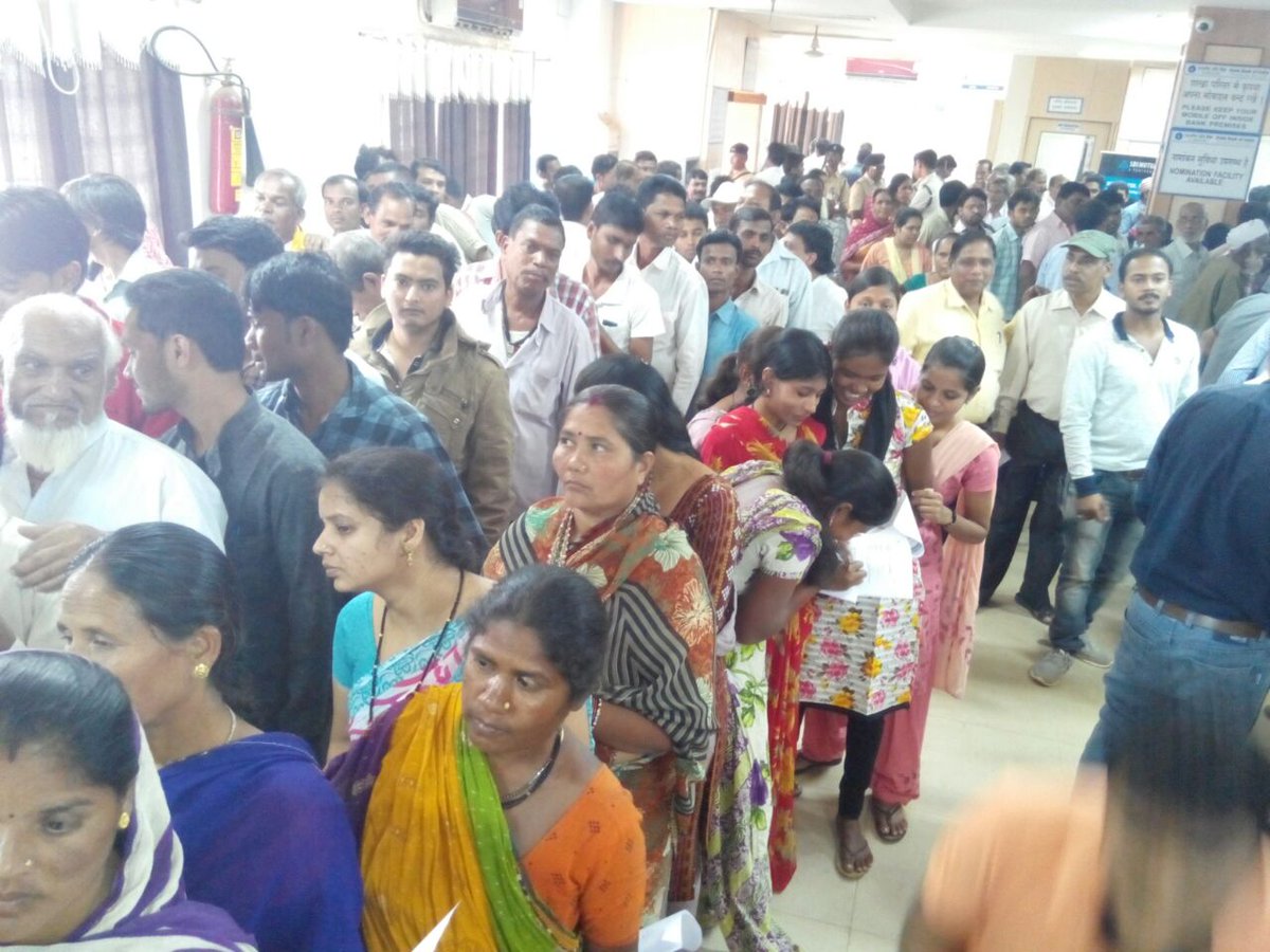 airnewsalerts's tweet image. #Chhattisgarh: Heavy rush on the bank counters in #Mahasamand.

#AIRPics: Anandram Sahu  #DeMonetisation