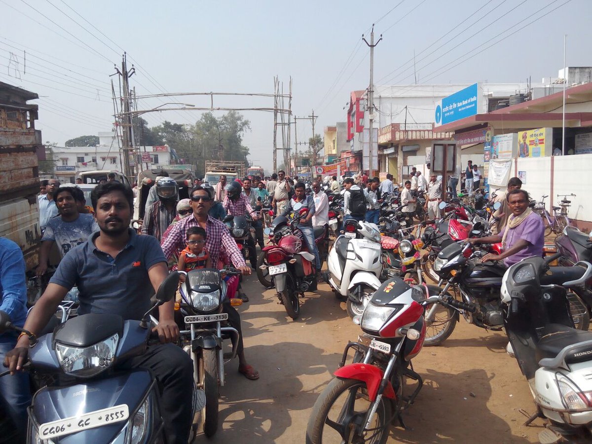 airnewsalerts's tweet image. #Chhattisgarh: Heavy rush on the bank counters in #Mahasamand.

#AIRPics: Anandram Sahu  #DeMonetisation