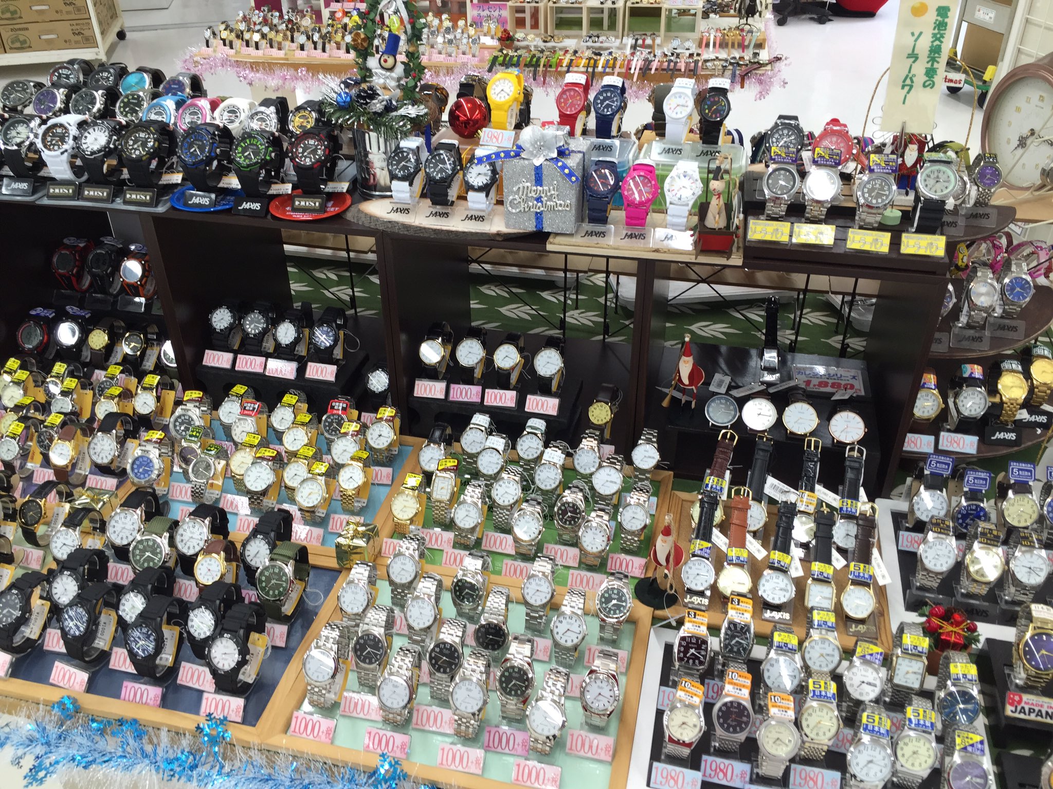 ジョイフルパル 時計売り場は品揃え焼津no 1を目指しています 最近は小学生の修学旅行用にご購入される方が多いくお値段も1000円からでご好評です 電池交換も800円から承ります ちなみに今日はデーモン閣下の御発生日です 焼津の時計屋 ジョイフル