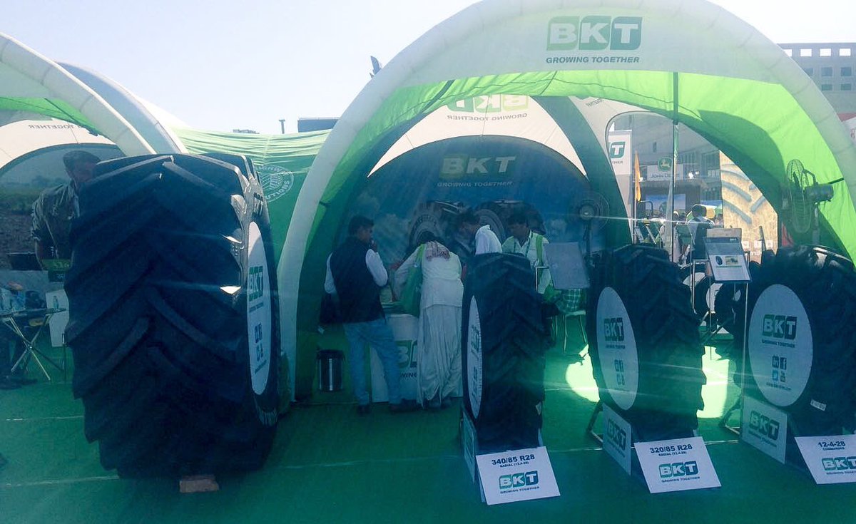 ficci_india's tweet image. Outdoor Exhibition area at #GRAM2016 thronged with farmers
