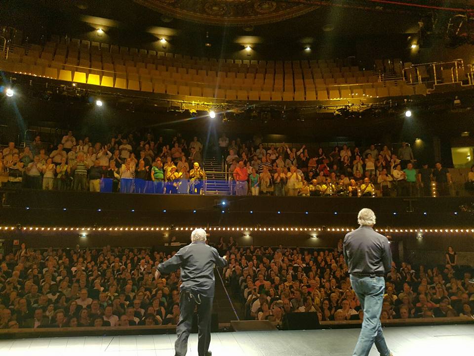 BertinOsborne's tweet photo. ¡Ya solo nos quedan dos fines de semana en el Teatro Rialto de Madrid! ¿Quién se anima? @DosMellizos #PorHumorAlArte @arevaloOK https://t.co/BMf4izTGUu