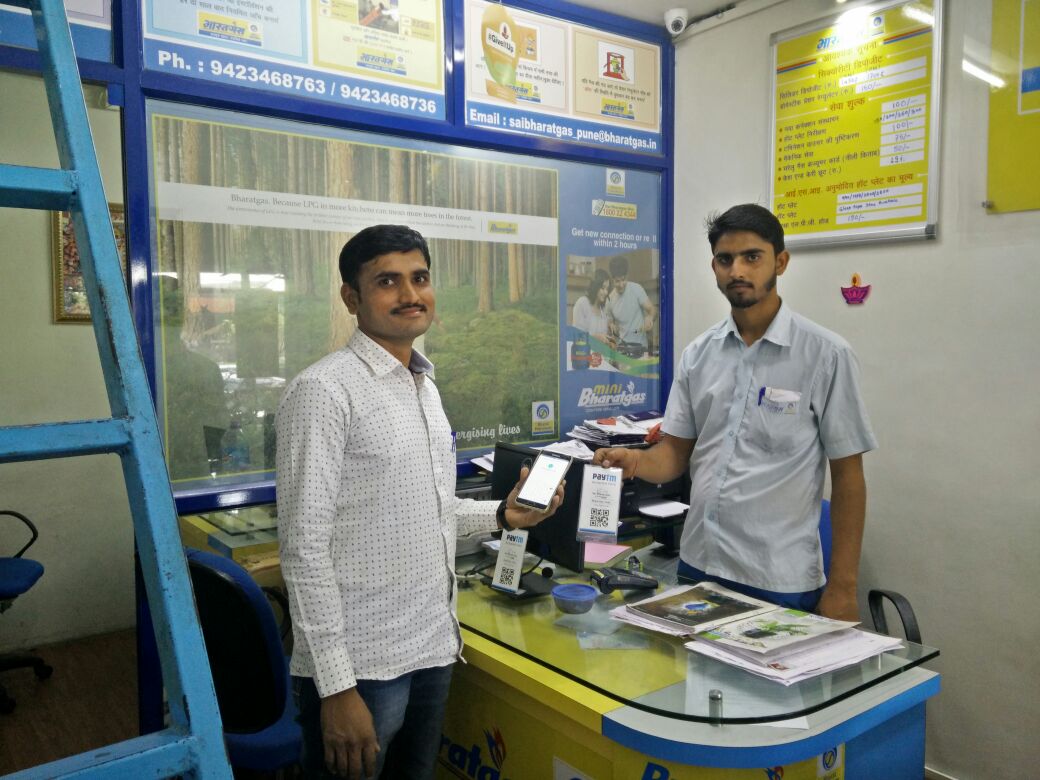Pune Customers happy to use card payment solutions for refill delivery <a href="/BPCLimited/">Bharat Petroleum</a> @singharunbpcl