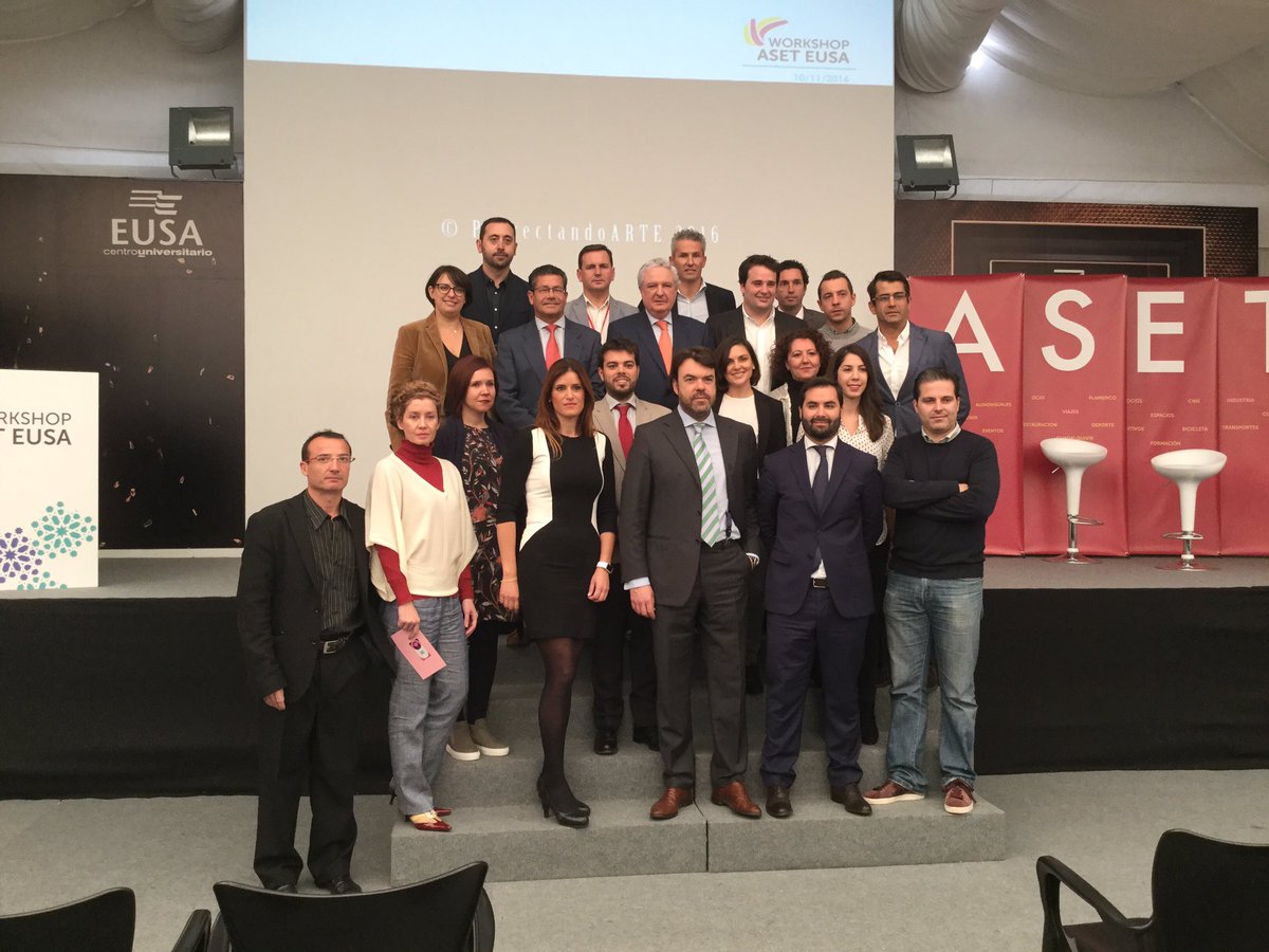 LikeSevilla's tweet photo. Finaliza la primera parte con la foto de todas las empresas participantes en este genial #workshopaset @CampusEUSA @camaradesevilla https://t.co/9oUeNFE4Mk