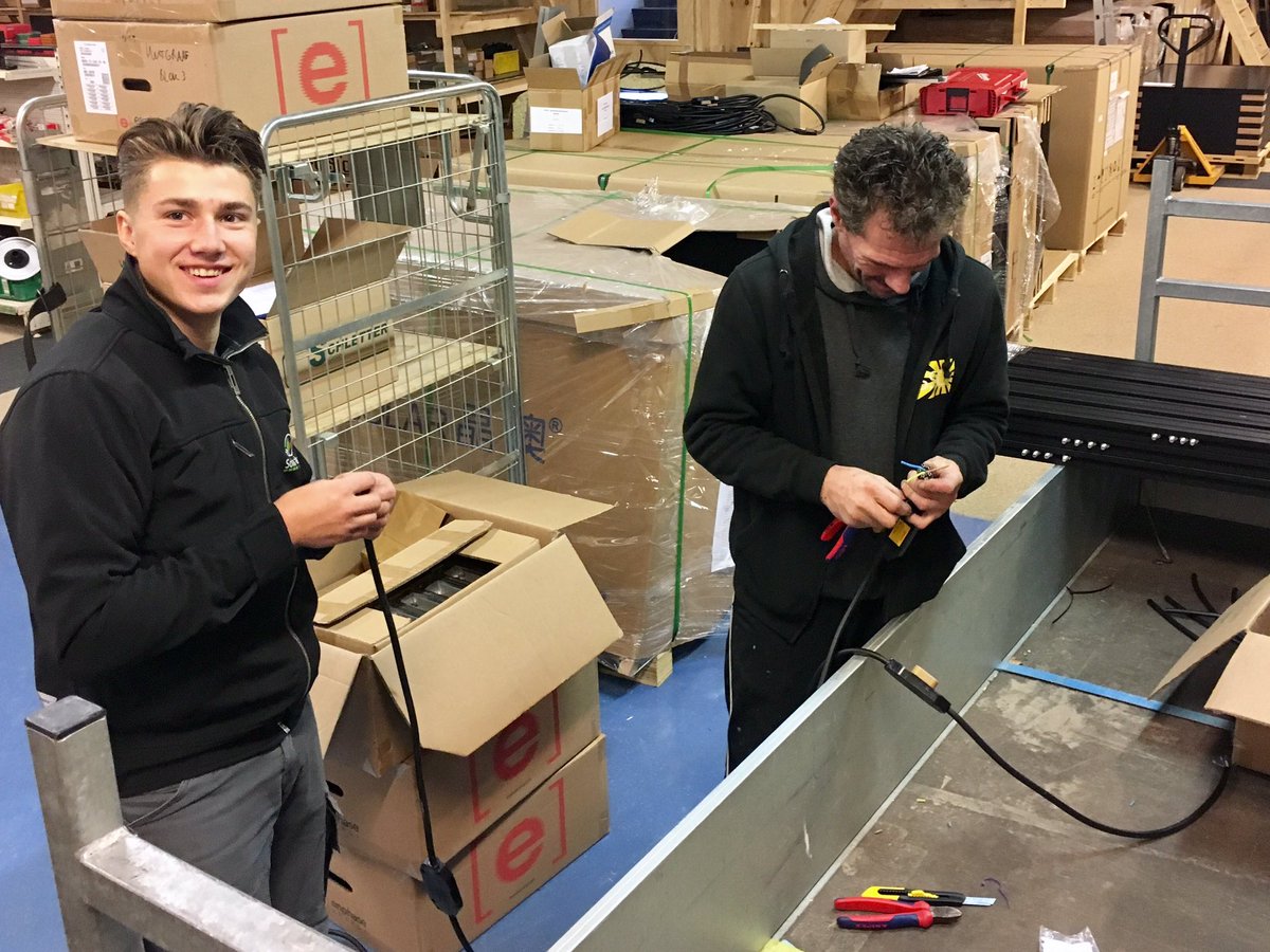 100ZONNIG's tweet image. Brrr, het is nat en glad op het dak bij Hutgraaf Beuningen. Dus eerst binnen kabels en montagerails voorbereiden