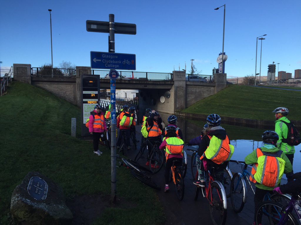 htBearsdenPS's tweet photo. On our way to Bowling via Clydebank library WWII chat. @Prof_Balance @SustransScot @ibikeeastdun https://t.co/sThCw3iWV5