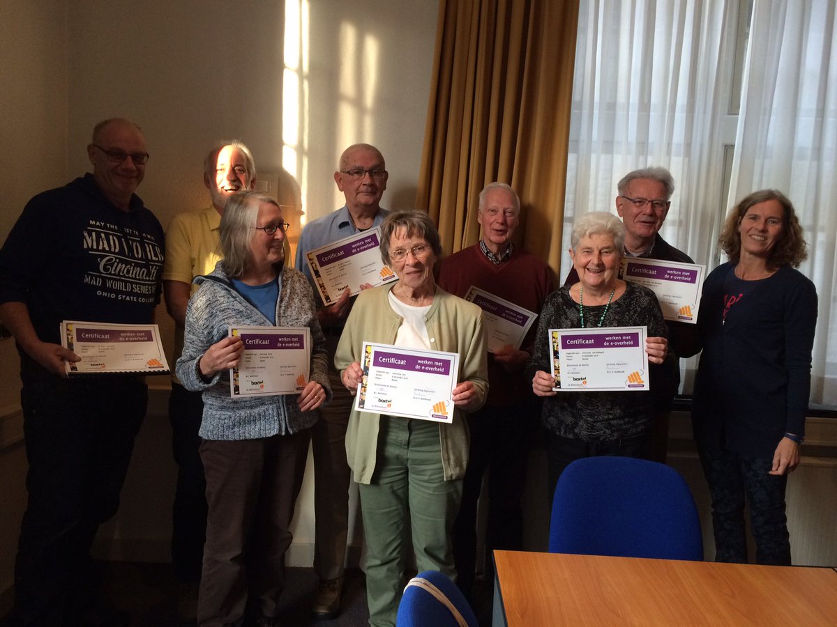 BiebMeierij's tweet photo. Deelnemers aan @digisterker cursus Boxtel hebben hun certificaat ontvangen uit handen van wethouder @MarusjkaD66. Van harte gefeliciteerd! https://t.co/08ZWMLZxcP