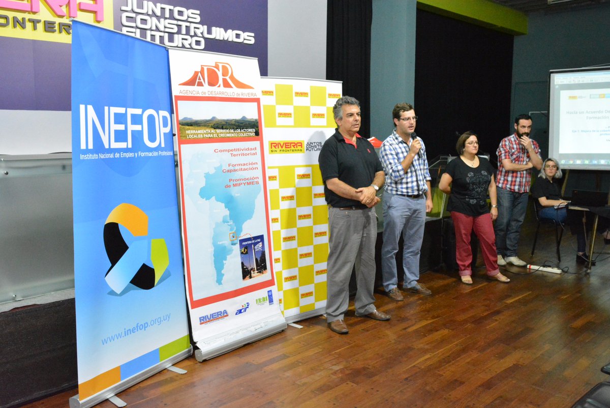 Desarrollo_IDR's tweet photo. Mesa temática "Mejora de la cobertura, pertinencia y calidad de la formación profesional" - Dialogo Social por el Empleo. 08/11/16 https://t.co/r6u9vocr8w