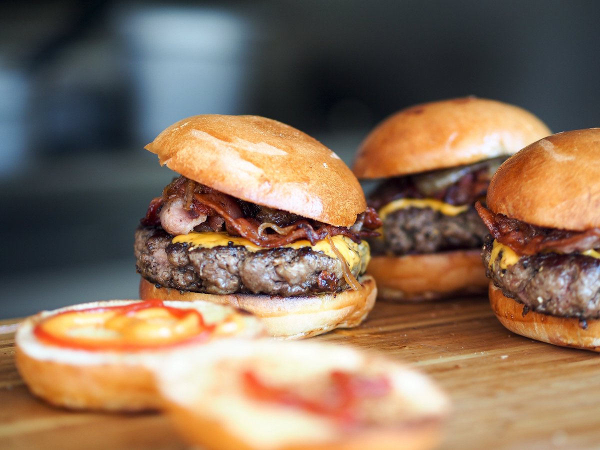 Los jueves con hamburguesa son casi un viernes, por eso nos encantan las recomendaciones de Olaya 🍔🍟 yelp.es/list/hamburgue…
