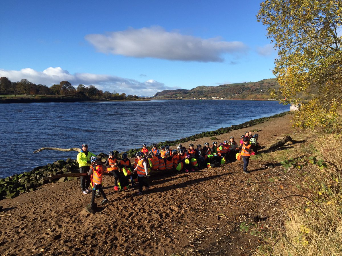 htBearsdenPS's tweet photo. Gorgeous views for lunch on the 'beach' under Erskine Bridge. @Prof_Balance @ibikeeastdun @HumzaYousaf #outdoorlearning #scotland https://t.co/em6sGbhINE