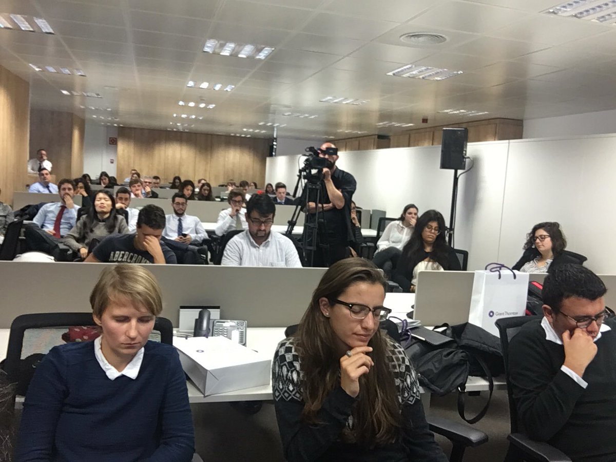 GrantThorntonSp's tweet photo. Nuestros #millennials hacen un ejercicio de autoconocimiento, dirigido por @andrea_coach, en nuestro #OpenDayGT https://t.co/HZmVcKlGfa