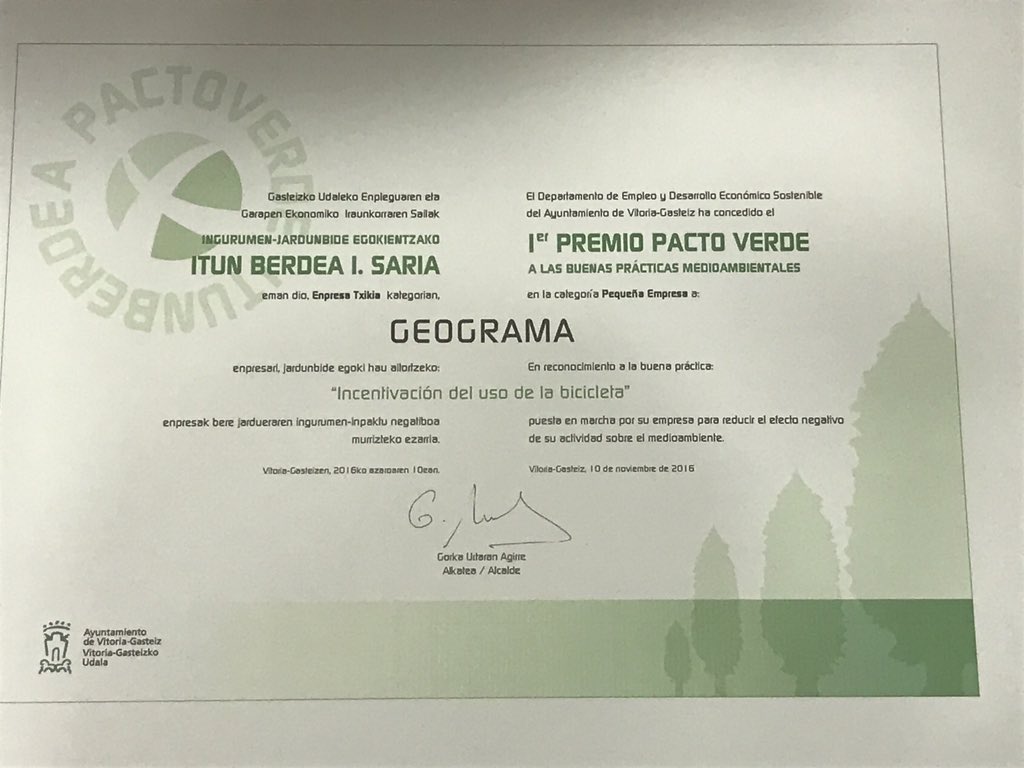 Geograma_'s tweet photo. El alcalde de @vitoriagasteiz entrega 1er Premio Pacto Verde a @Geograma_ por buena práctica ambiental. Gracias! https://t.co/QbWR9d3LRC