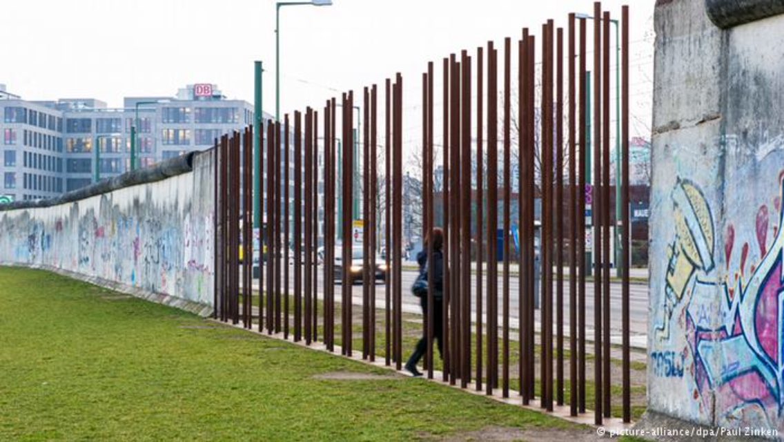 TobyLeRoneey's tweet photo. @realDonaldTrump on November 9th 1989 the #BerlinWall came down on November the 9th 2016 you became President don't build any more walls bro https://t.co/P2JNiiFBzq