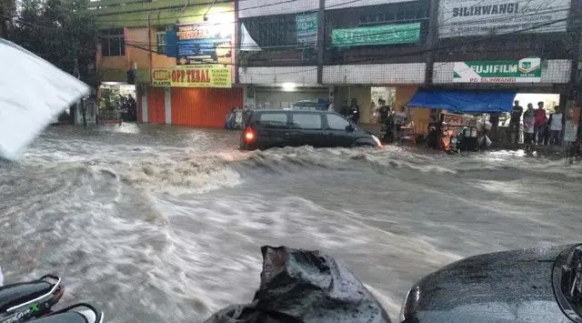 Pecinta Alam Bandung Diterjang Banjir Bandang Lagi, 2 Mobil Terseret Arus dlvr.it/MdTpkG #COPALA_INDONESIA