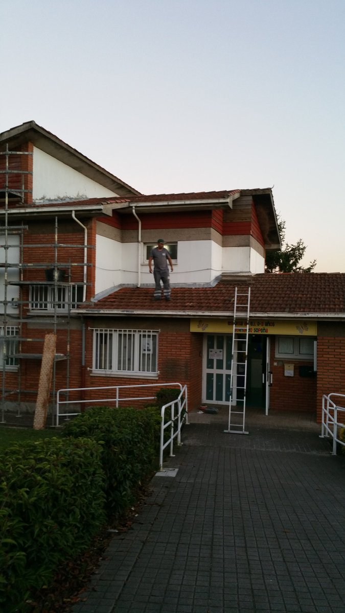 TecMantenimient's tweet photo. Reparar y pintar las 4 fachadas del edificio principal y auxiliar de la E.I. Bernardo Sopeña.
#AsturMantenimiento https://t.co/DMBoUg12oS