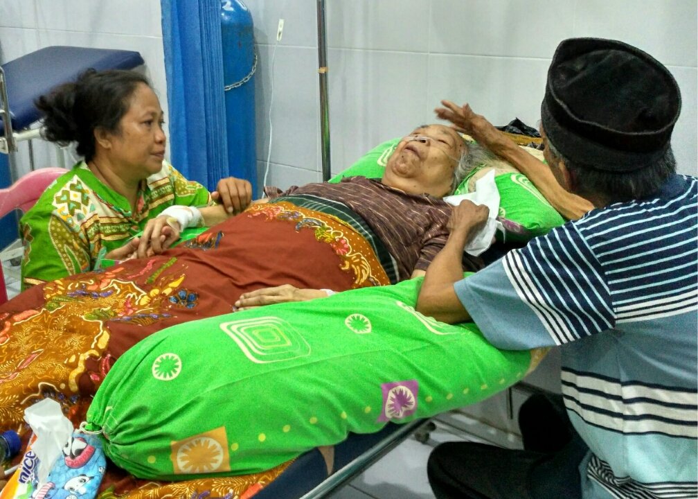 Hanya ingin melihatmu tersenyum kembali Umi, get well soon..