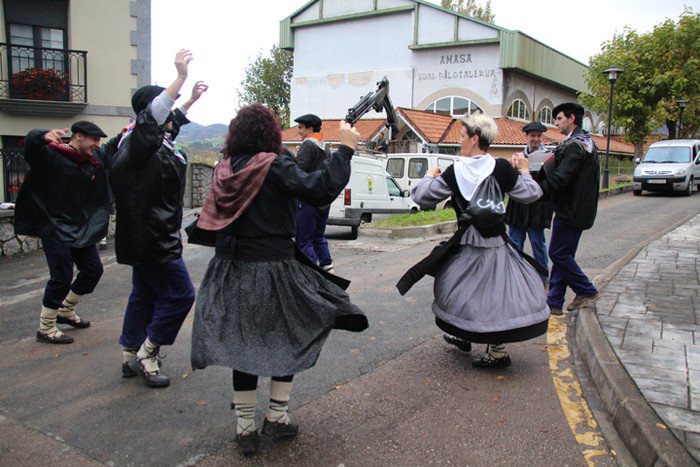 [ARGAZKI GALERIA] Hasi dira Amasako Sanmartinak! Ikusi atzoko eta gaur goizeko argazki guztiak: bit.ly/2eNjc2w