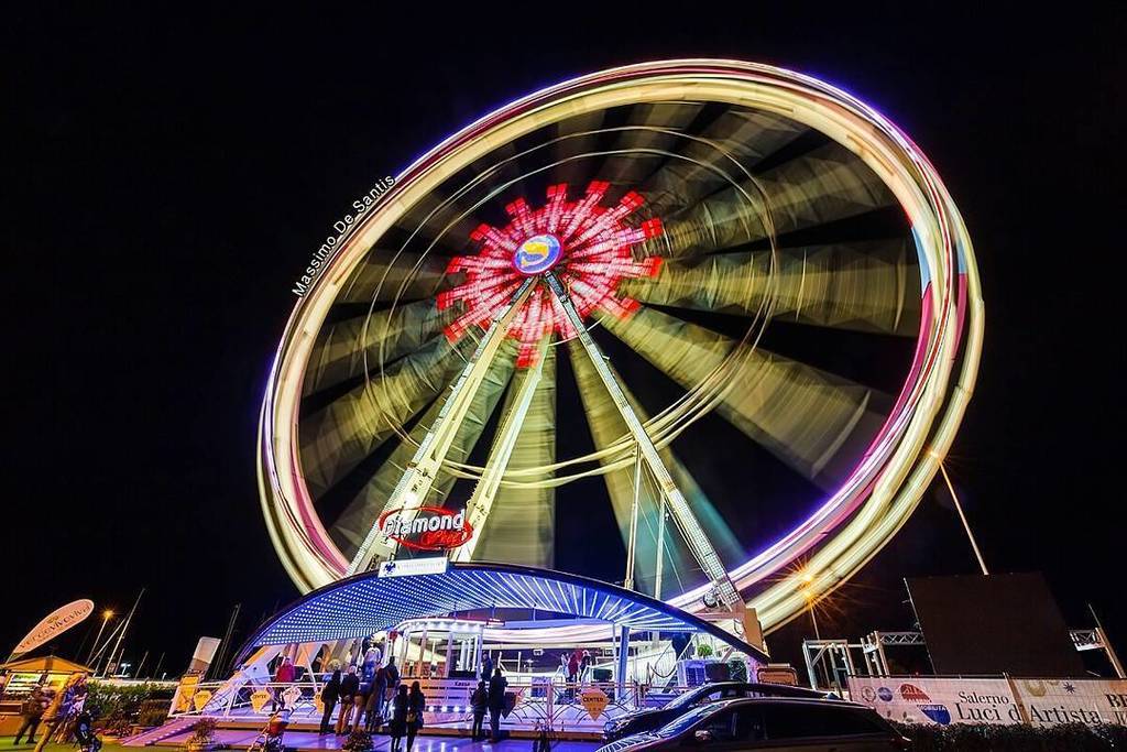 La ruota panoramica di Salerno... lo facciamo un giro o no? (Foto di <a href="/massimodesantis/">Massimo De Santis</a>) instagram.com/p/BMoXdFRAeMl/