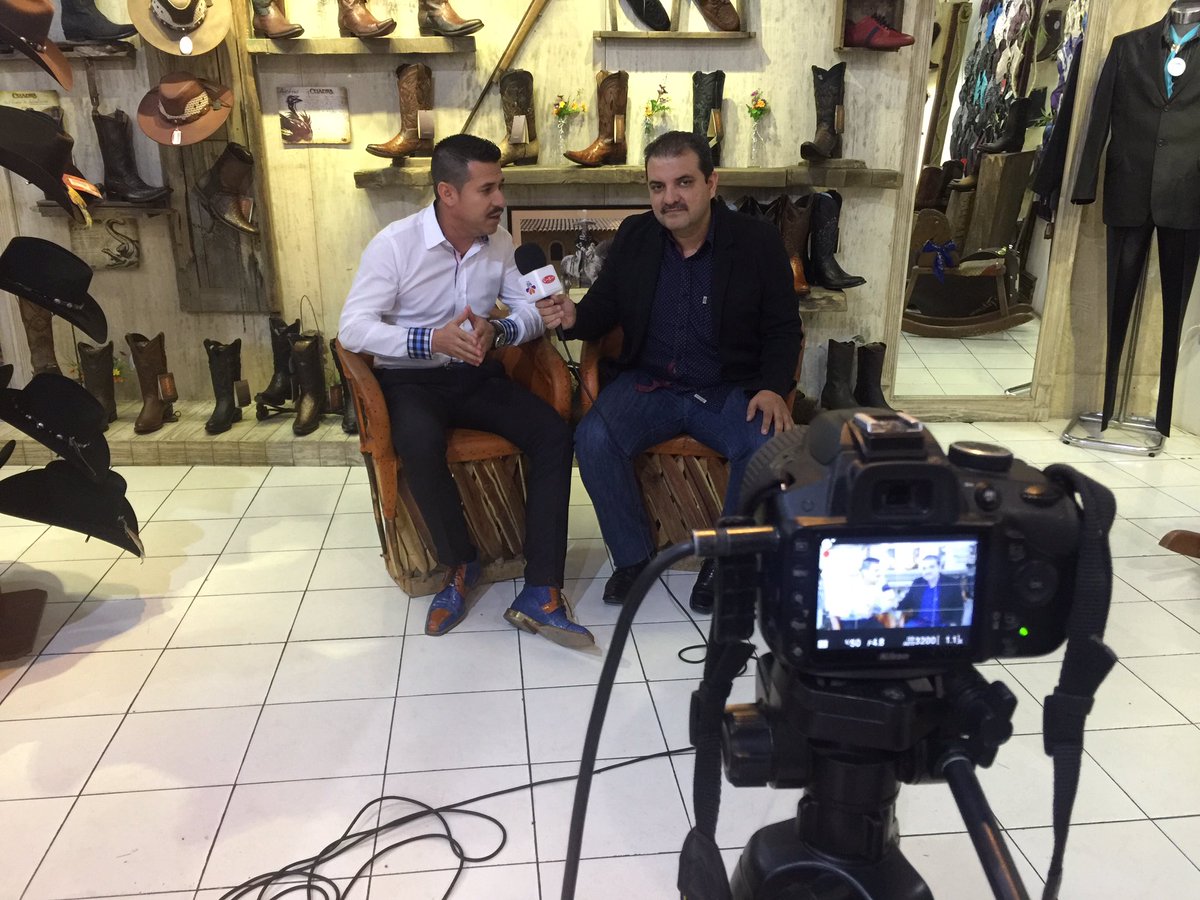 lospotrillosmx's tweet photo. RAMÓN SIERRA Presidente Municipal de #villaCorona Jal con @GuillermoCoss Invitando a Fiestas de Villa Corona https://t.co/2sg86Mmug1