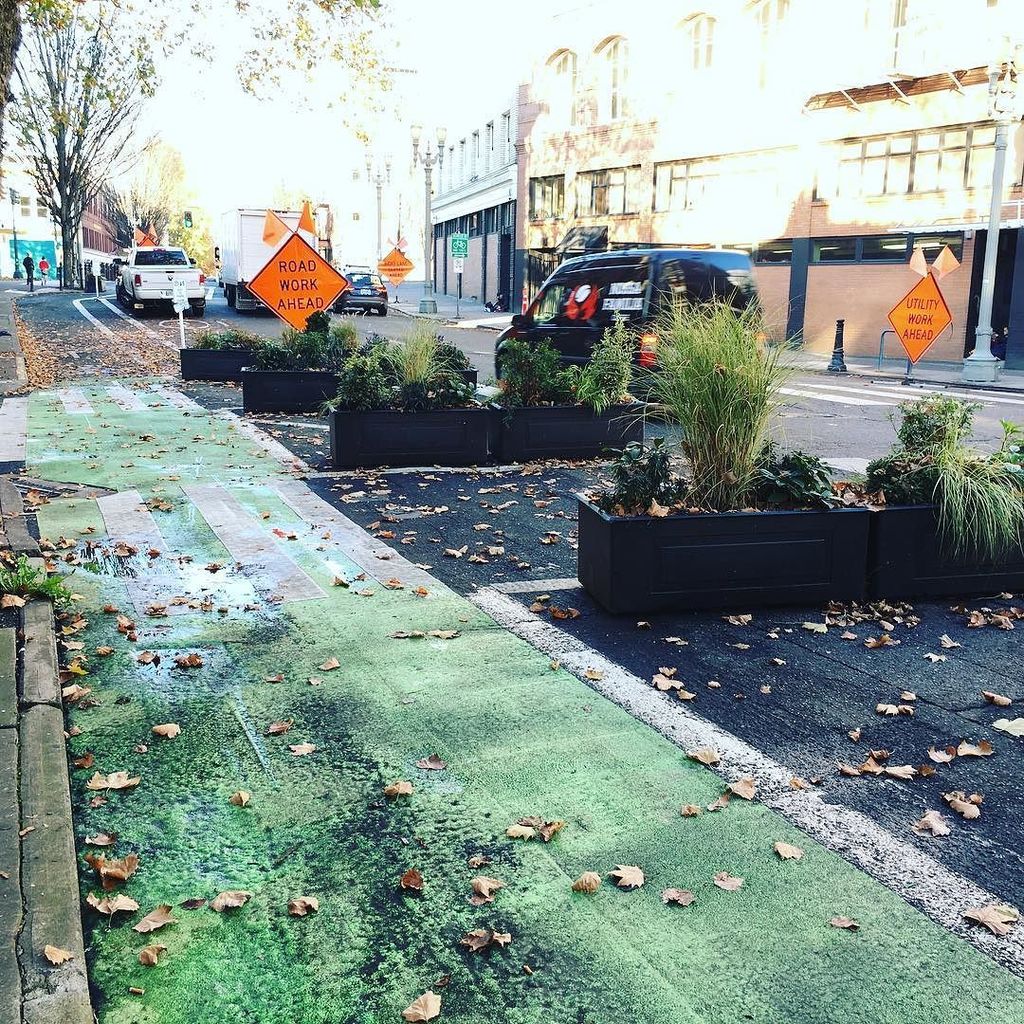 Mpgreenways's tweet image. Planters used to create interim #protectedintersection pedestrian crossing on new PBL #epi… instagram.com/p/BMo9L8MjY0t/