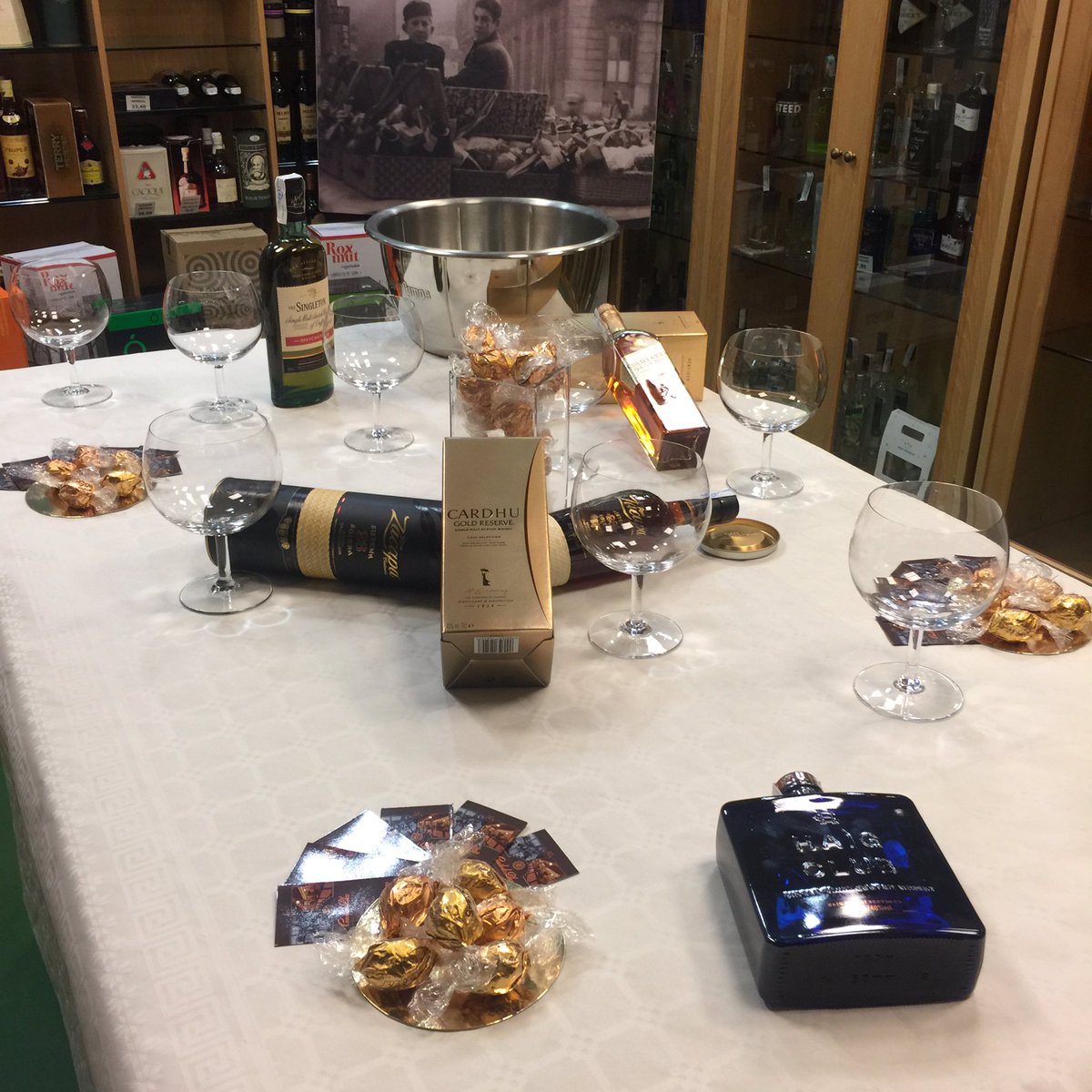 RamonParraEsteb's tweet photo. Increibles armonías de #ronzacapa y nuestros whiskys con las nueces glaseadas de la confitería Camilo de Blas #lovescotch #delicatessem https://t.co/Lqvu5D7Sek