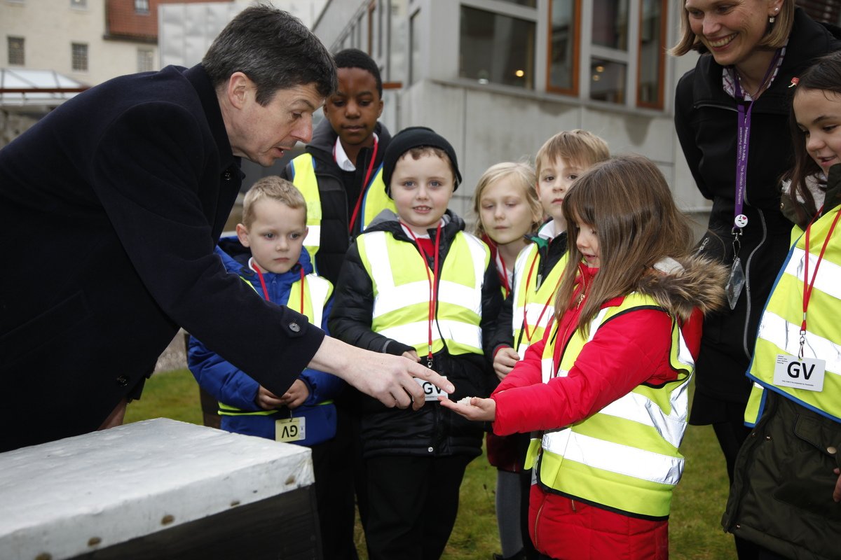 Yesterday PO @KenMacintoshMSP welcomed pupils from Royal Mile Primary School who came to see <a href="/ScotParl/">Scottish Parliament</a> bees as part of environmental project