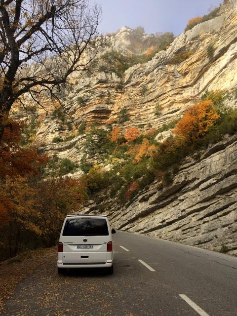 [🍁🍂🍄] Bon (re) week-end de pont automnal !
Envoyez-nous vos photos de chasse aux champignons et/ou châtaignes ;-) 
#VanLocLife #VanLocSpot