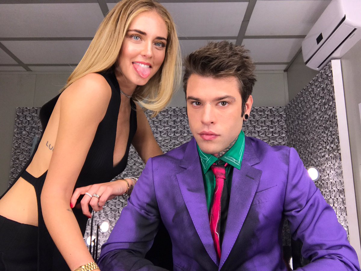 Fedez's tweet photo. Pronti!!! 😉🤘🏻 https://t.co/znBFU2deFz