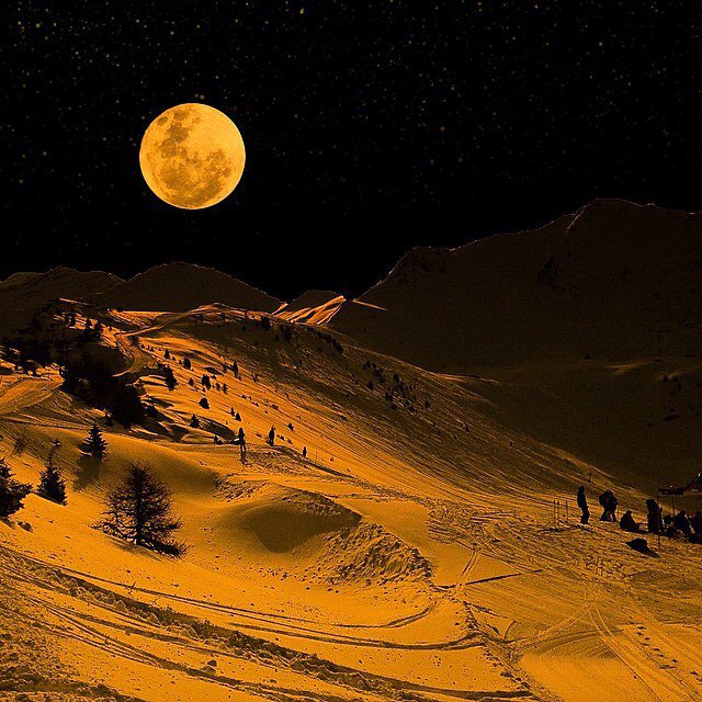 LuoghiDalMondo's tweet photo. Luna Piena sulle Alpi Svizzere https://t.co/dRKo67n7AO