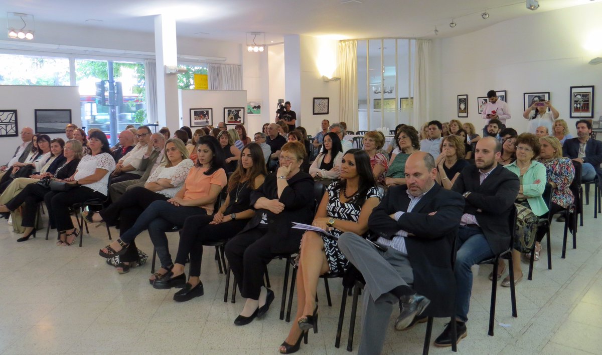 defensorvlopez's tweet photo. La Defensora en Acto de cierre del #Ciclo2016 de Capacitación y Fortalecimiento destinado a Mediadores Comunitarios 
https://t.co/2kaNCc9ECj https://t.co/gRv2bq7TLJ
