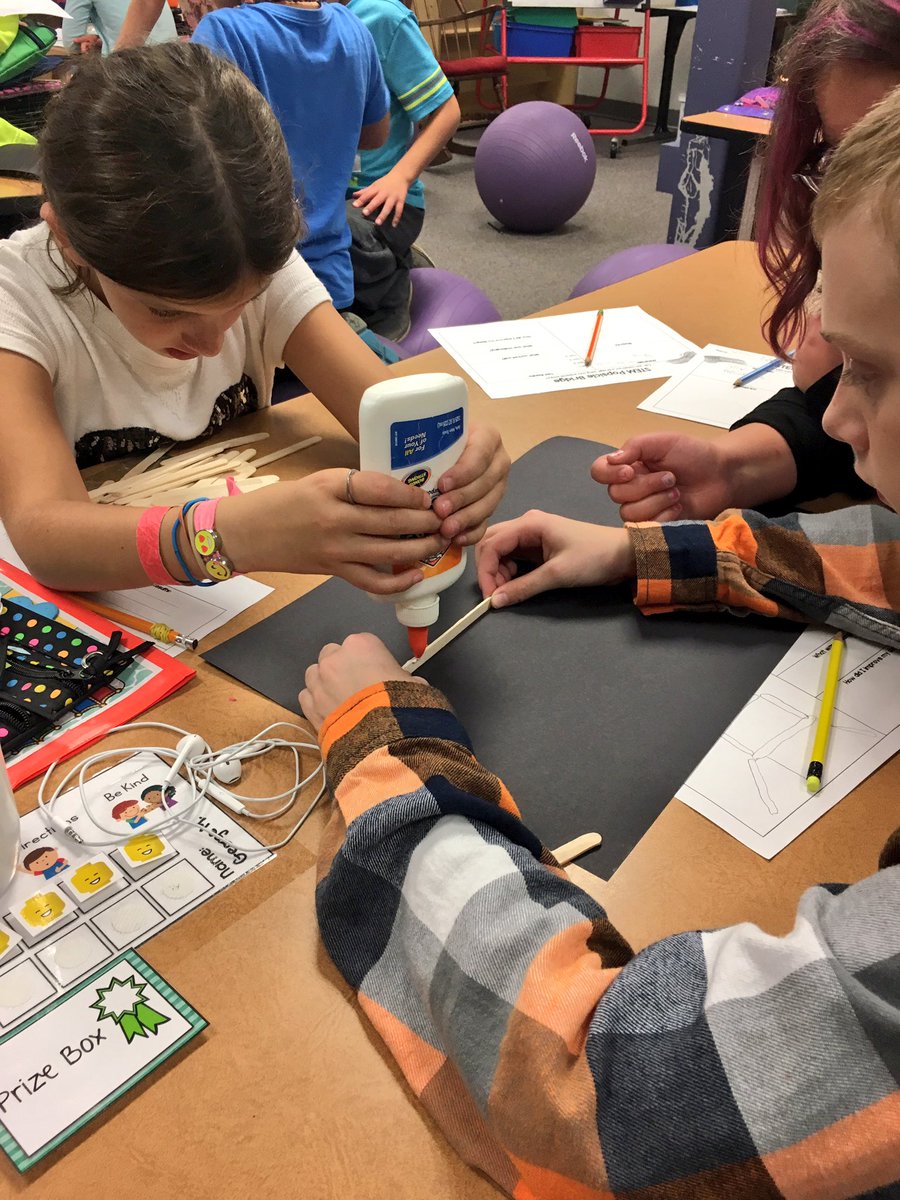 LambTeaches's tweet photo. Working together to create a popsicle bridge! #STEMweek #LVLions https://t.co/RJBhNq7Fpt