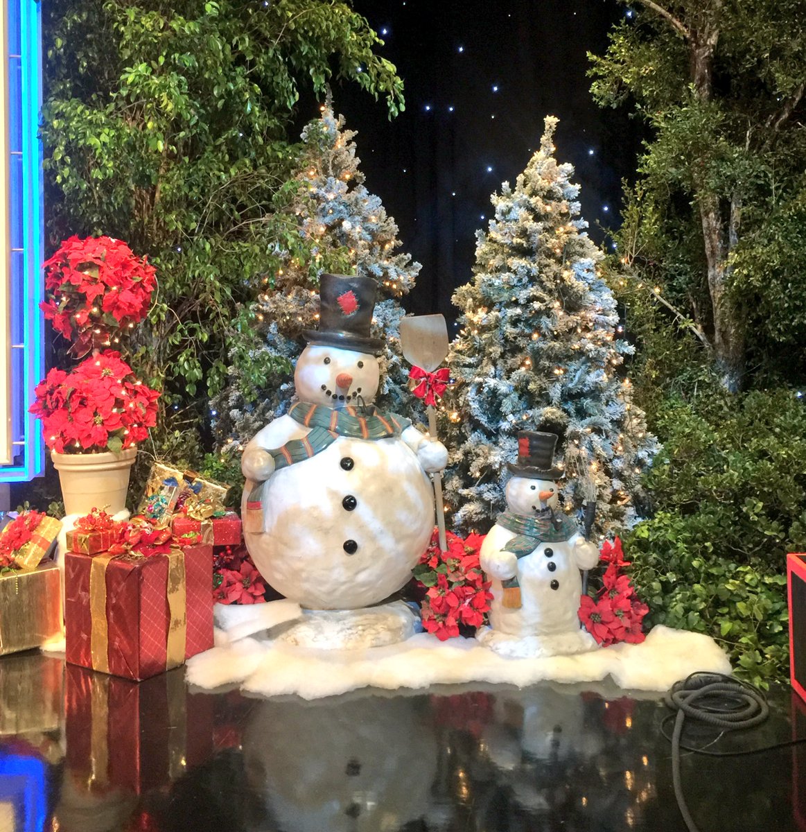 WheelofFortune's tweet photo. We've got a very, merry #Wheelmas story waiting for you on our Snapchat channel! Find us: wheeloffortune 🎄☃️ https://t.co/2Ffcm94Ibz