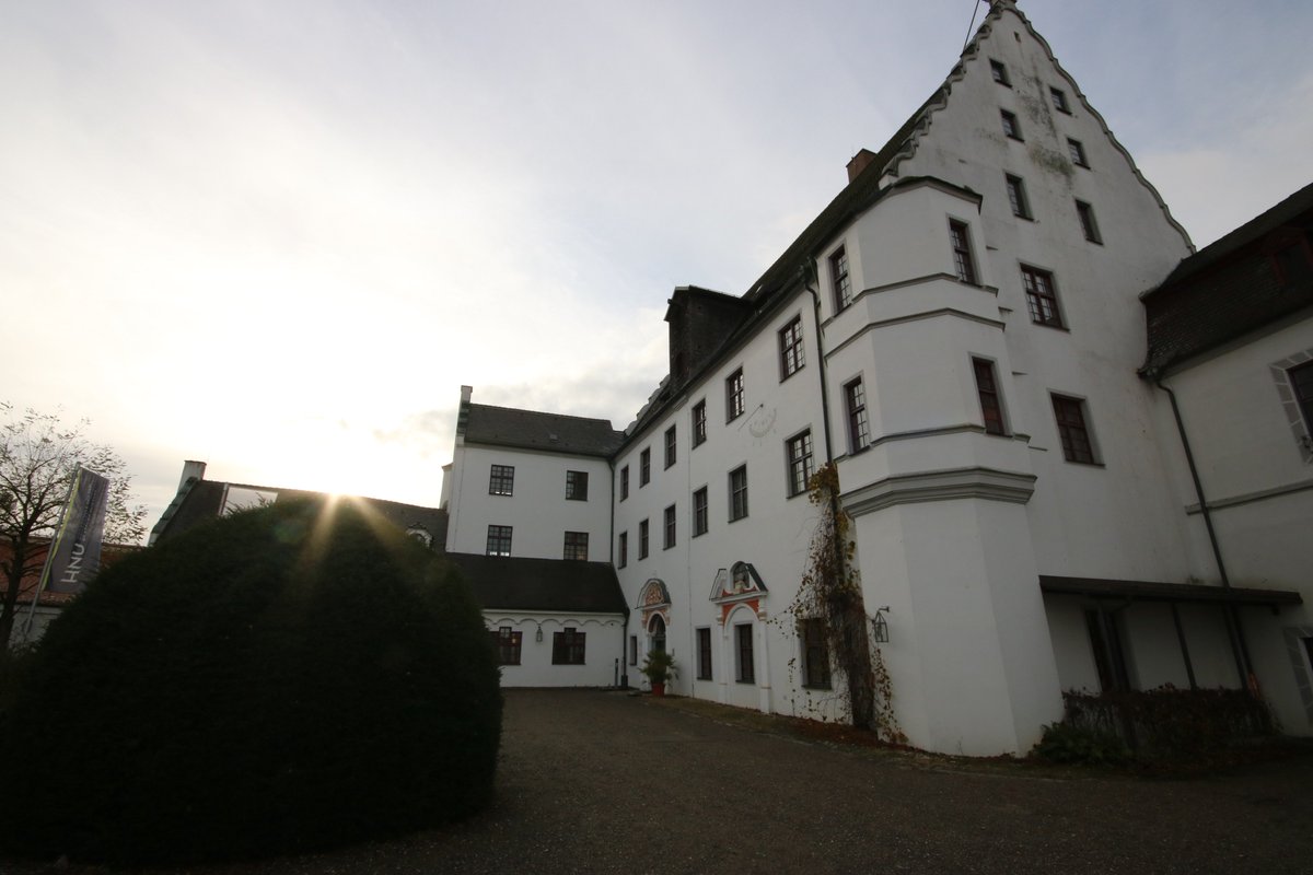 engagierteHS's tweet image. Die Gruppen arbeiten. Ein Grund das Schloss und die Umgebung zu erkunden #ehs2016 #vöhlinschloss #illertissen