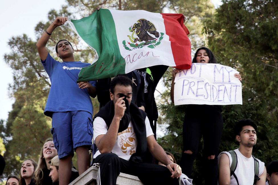 tavoj2828's tweet photo. Protestas en Estados Unidos tras elección de Donald Trump como presidente #NotMyPresident #LoveTrumpsHate #DonaldTrumpGoAway https://t.co/W2jSF2lhxS