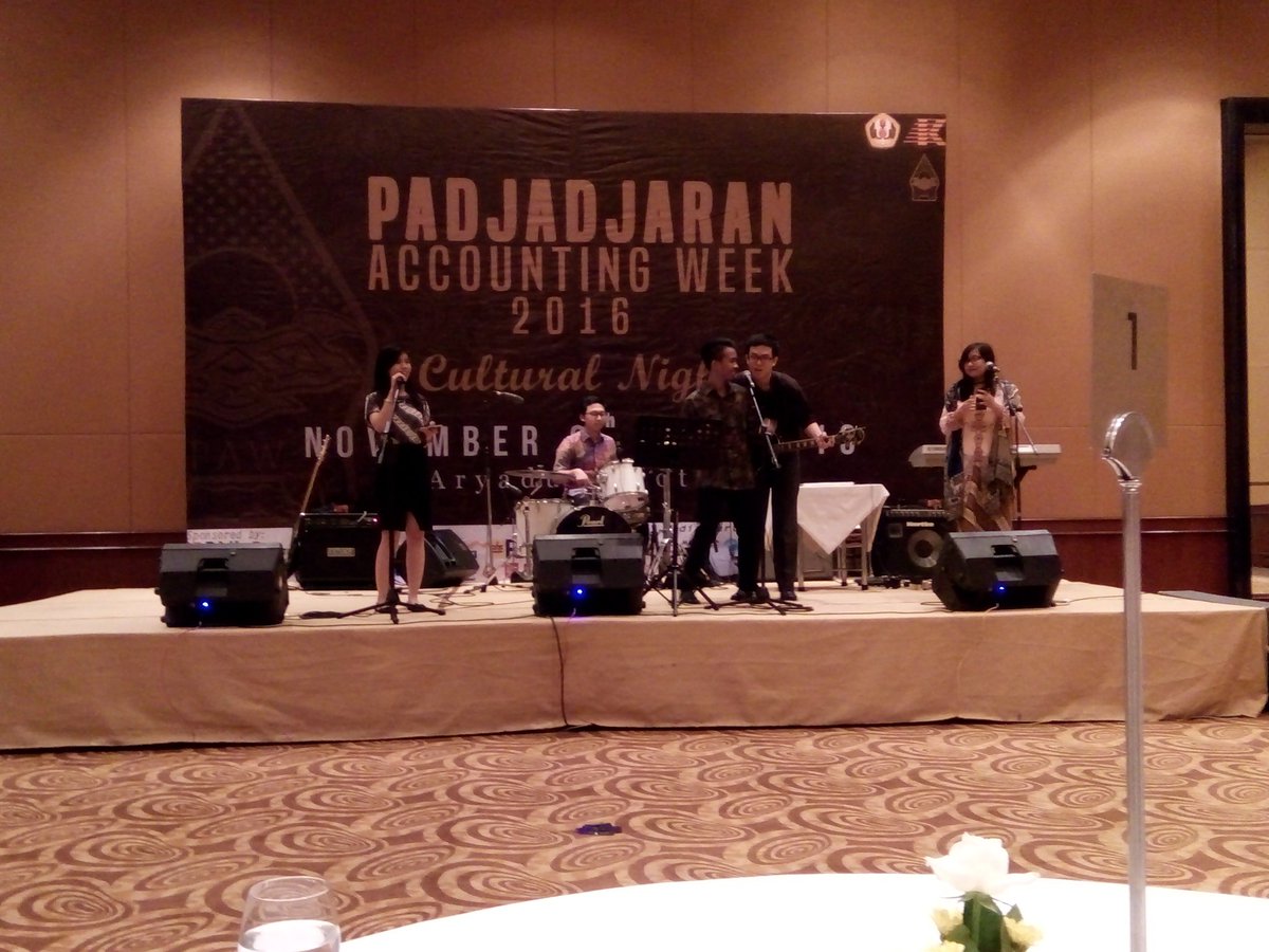 PAW Cultural night at Aryaduta... Jamz session delegasi dari UI, Bijus dan UNPAD nyanyi bareng. Petjjaah... @paw_unpad